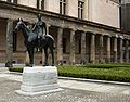 Westseite der Kolonnaden mit Bronzeplastik Amazone zu Pferde von Louis Tuaillon