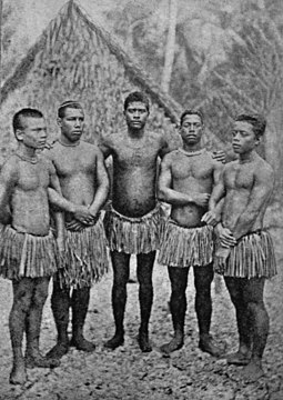 Mannen van het eiland Nauru in traditionele korte rieten rokken: de ridi, circa 1914