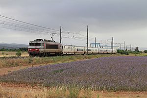 Egy SNCF BB 7200 sorozatú villamosmozdony Talgo-kocsikkal a vonalon