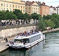 Thumbnail for File:Bateau touristique fluvial sur la Saône à Lyon en juin 2019 (photo depuis la passerelle du palais de justice).jpg