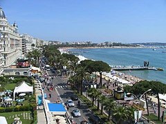 Le boulevard se prolongeant sur la Pointe Croisette.