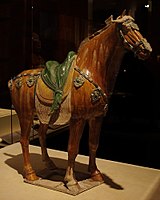 glazurita sancai tombofigureto de la Tang dinastio montranta ĉevalan figuron, elfosita el Xi'an, Ŝaanksia Provinco