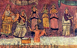 Gravure stylisée en couleurs. Une femme nue dans un cours d'eau tient un panier. Derrière elle, sur la berge, se tiennent des femmes habillées.