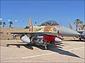 מטוס F-16 סופה של חיל האוויר הישראלי, המטוס כולל מנשקים זוויתיים המשתלבים עם הכנפיים (החלק החד בצדי המטוס).