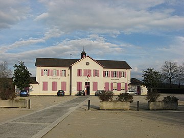 Mairie, salle communale et école Lasserre.
