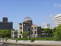 昭和初期の広島県立商品陳列所（広島市公文書館所蔵、左）と現在の原爆ドーム（右）。対岸のほぼ同じ場所より撮影