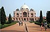 Gropã al Humayunlu, tsi s-aflã tu New Delhi, are dizenj di arhitecturã tsi easte similar cu Taj Mahallu.