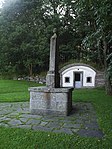 Kallebäcks källa, Gustaf III:s monument framför källbyggnaden.