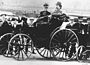 Vynález automobilu. Bertha Benz a Karl Benz ve voze Benz Viktoria, model 1894.