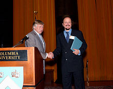 Lee Bollinger shakes Jeffrey Eugenides hand.