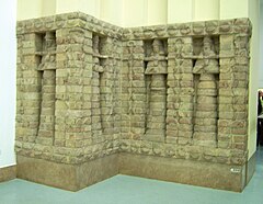 Reliéf z chrámu Karaindaše I. z Uruku. Polovina 15. století př. n. l. Pergamonské muzeum.