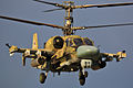 מסוק Ka-52 של חיל האוויר הרוסי מסדרת ייצור מוקדמת בעל שתי תחנות חימוש על הכנפיים. ניתן לראות את מכלול המצלמות באף המסוק.