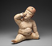 Figurină așezată; circa secolele 12-9 î.Hr.; ceramică pictată; înălțime: 34 cm, lățime: 31,8 cm, adâncime: 14,6 cm; Muzeul Metropolitan de Artă (New York City)