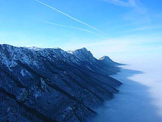 Die Suva Planina mit Trem und Sokolov Kamen (rechts) im Winter