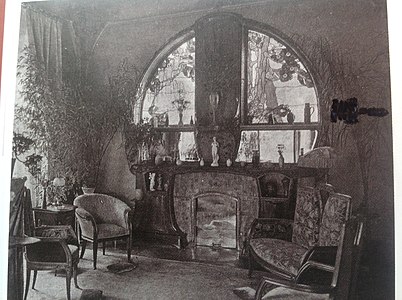 Original fireplace and decor of the salon (1904)