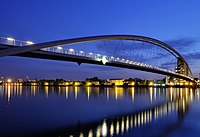 Most tří zemí přes řeku Rýn na francouzsko-německo-švýcarském pomezí. Otevřen byl v roce 2007. Má nejdelší obloukovou konstrukci pro pěší lávku na světě.