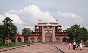 La tumba de Akbar (1605-1613), en Agra, utiliza arenisca roja y mármol blanco, como muchos de los monumentos mogoles.