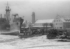 Duitse vluchtelingen in de haven (1945)