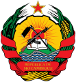 Emblema nacional de Mozambique, con un fusil superpuestu a una fesoria.