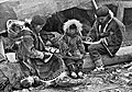 Familia inuit en King Island (Alaska, EUA, 1906)