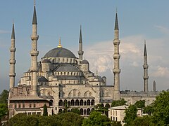 Mezquita Azul (Estambul, 1609-1617), Patrimonio de la Humanidad y ejemplo del periodo clásico de la arquitectura otomana, mostrando la influencia bizantina