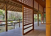 Interiorul unei ceainării în stil japonez în grădina japoneză din Toulouse