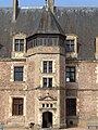 Tour-escalier et entrée du château.