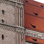 Frauenkirche in München – Backstein, gebrannte Form­steine, etwas Tuffstein – eine der drei größten Backstein­kirchen nördlich der Alpen