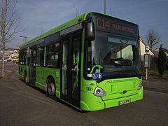 Un midibus Heuliez GX 127 en livrée "vert" au terminus de la ligne C14 à Moulins-lès-Metz.