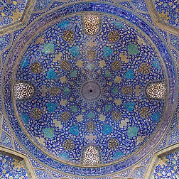 L'une des coupoles de la mosquée du Chah, à Ispahan, en Iran (XVIIe siècle). (définition réelle 5 276 × 5 278)