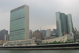 מזכירות האו"ם בבניין רב-הקומות, ובניין העצרת הכללית בעל הכיפה האפורה