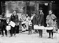 Juifs nécessiteux rapportant chez eux des matzots offertes, New York (1908)