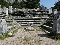 Le bouleutérion à gradins de Priène.