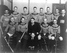 Photographie en noir et blanc d'une équipe de hockey sur glace posant leurs uniformes.