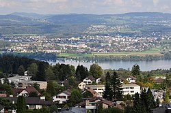 Uster sijaitsee Greifenseejärven itärannalla.