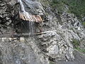 Schutz vor Wasser und Steinschlag auf dem Fahrweg durch die Schlucht