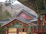 Ліва свастика на корейському храмі