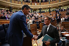 2023-11-16, El presidente del Gobierno, Pedro Sánchez, y el diputado y presidente del Partido Popular, Alberto Núñez Feijoó, se saludan, investidura7.jpg