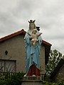 Statue de la vierge et son enfant.