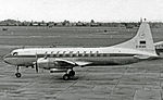 Cliché noir et blanc. Avion bimoteur à hélices de profil sur un tarmac.