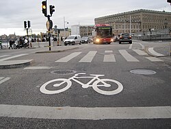 Bilden visar en cykelbox i Stockholm från Kungsträdgården. I bakgrunden Strömbron och Kungliga Slottet