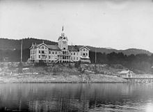 Le « Grand Hôtel », détruit par un incendie en 1919, haut lieu du tourisme où séjournait Guillaume II d'Allemagne