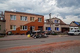 Lužice: poškozené domy ve Velkomoravské ulici