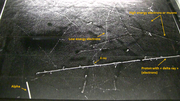 Gambar langka ini menunjukkan 4 jenis partikel bermuatan yang dapat kita deteksi di ruang awan cloud chamber: alfa, proton, elektron, dan muon (mungkin). Gambar diambil di Pic duMidi pada ketinggian 2877 m di ruang awan difusi Phywe PJ45. Ukuran permukaan interaksi jika 45x45 cm.