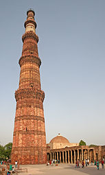 minarete de Qutab Minar (Torre de la Victoria), nel Complexu de Qutb (Delhi).