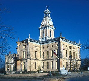 Red River County Courthouse (2018). Das Verwaltungs- und Gerichtsgebäude des Countys ist seit August 1978 im NRHP eingetragen.[1]