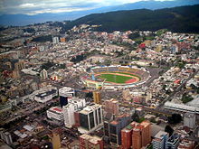 Vue aérienne de Quito, le stade au centre de l'image
