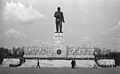 A hatalmas, 10 méter magas Sztálin-szobor Budapesten, 1953-ban