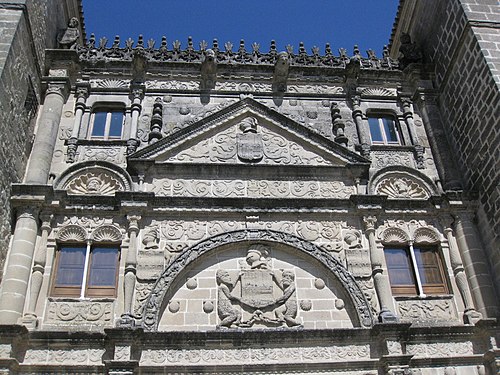 Detalle de la fachada y escudos nobiliarios de la Casa de las Torres.