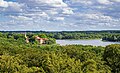 Blick von Nordwesten auf Kirche, Schloss und See